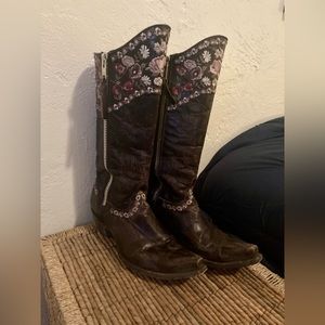 Old Gringo Floral Embroidered Cowgirl Boots. Snip toe.